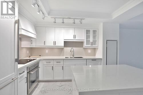 #611 -2060 Lakeshore Rd, Burlington, ON - Indoor Photo Showing Kitchen With Double Sink