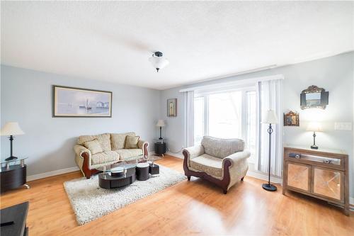 120 Gainsborough Road, Hamilton, ON - Indoor Photo Showing Living Room
