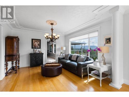 3380 Neid Road, Kelowna, BC - Indoor Photo Showing Living Room