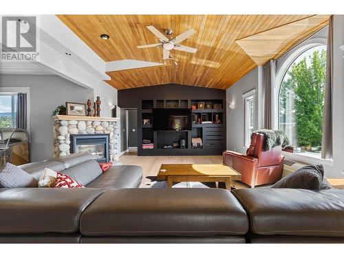3380 Neid Road, Kelowna, BC - Indoor Photo Showing Living Room With Fireplace