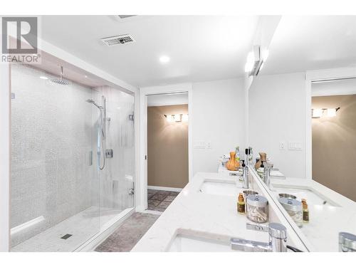 3380 Neid Road, Kelowna, BC - Indoor Photo Showing Bathroom