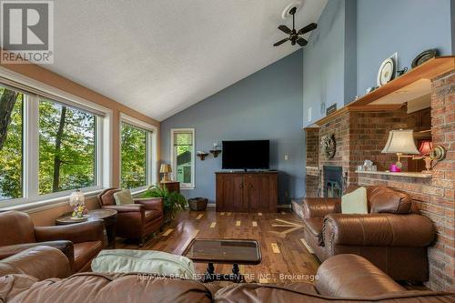 1047 Country Lane, Central Frontenac, ON - Indoor Photo Showing Living Room