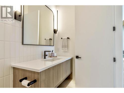 9436 Benchland Drive, Lake Country, BC - Indoor Photo Showing Bathroom