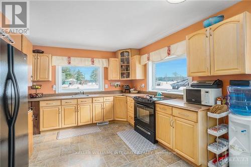 71 Temperance Lake Road, Athens, ON - Indoor Photo Showing Kitchen