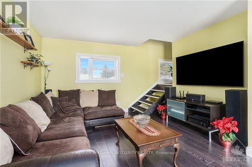 71 Temperance Lake Road, Athens, ON - Indoor Photo Showing Living Room