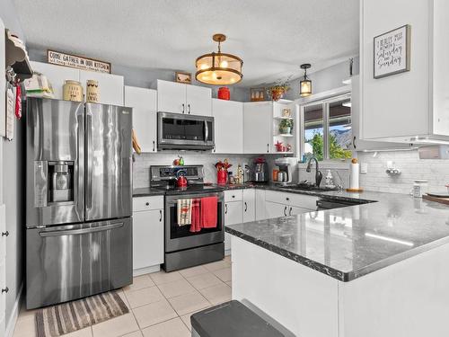 733 Durango Drive, Kamloops, BC - Indoor Photo Showing Kitchen With Upgraded Kitchen