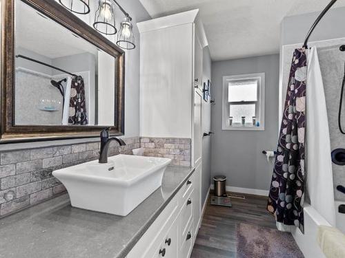 733 Durango Drive, Kamloops, BC - Indoor Photo Showing Bathroom