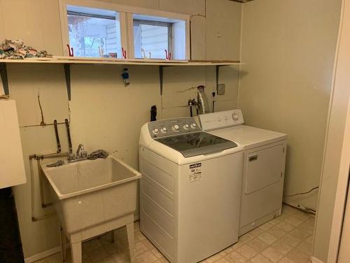 2402 Clapperton Ave, Merritt, BC - Indoor Photo Showing Laundry Room