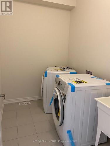 82 Puisaya Dr N, Richmond Hill, ON - Indoor Photo Showing Laundry Room