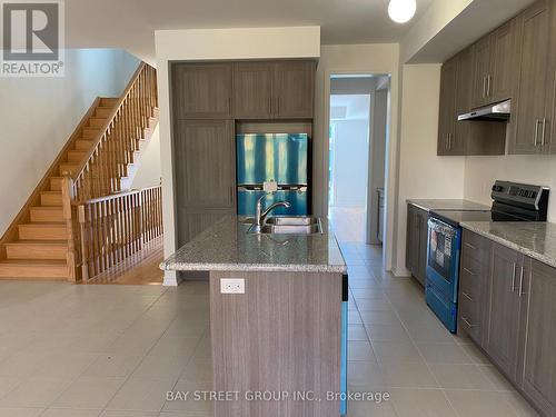 82 Puisaya Drive N, Richmond Hill, ON - Indoor Photo Showing Kitchen With Double Sink