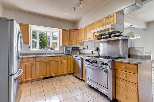 702A 6Th Avenue, Fernie, BC - Indoor Photo Showing Kitchen