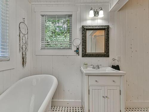 Salle de bains - 2950 Mtée Du Bois-Franc, Saint-Adolphe-D'Howard, QC - Indoor Photo Showing Bathroom
