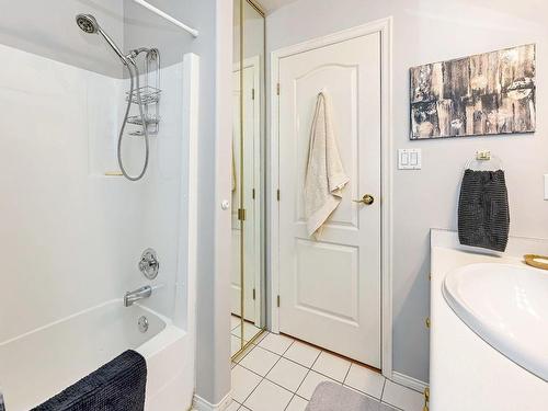 2517 Trillium Terr, Duncan, BC - Indoor Photo Showing Bathroom