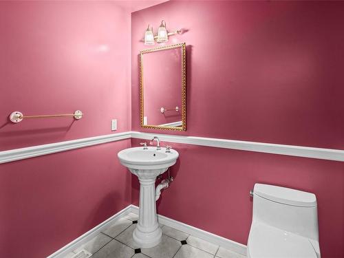 11327 Nitinat Rd, North Saanich, BC - Indoor Photo Showing Bathroom