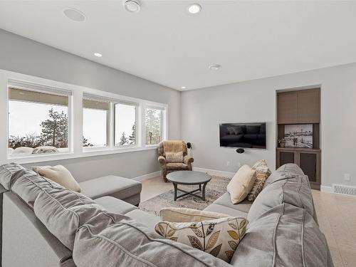 13335 Shoreline Drive, Lake Country, BC - Indoor Photo Showing Living Room