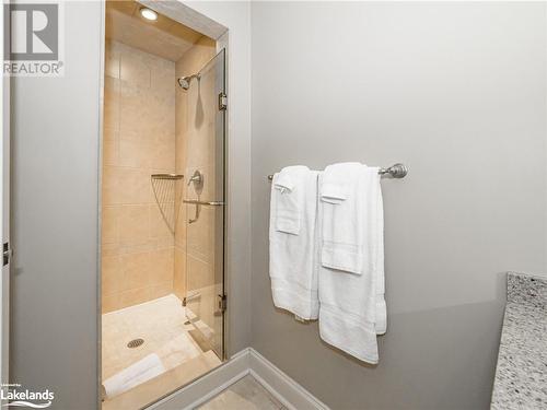 3876 Muskoka Road 118 Unit# Sandfield 5 W10, Port Carling, ON - Indoor Photo Showing Bathroom