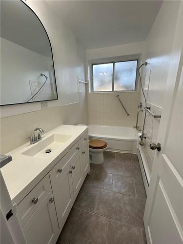21 Balmoral Avenue S|Unit #105, Hamilton, ON - Indoor Photo Showing Bathroom