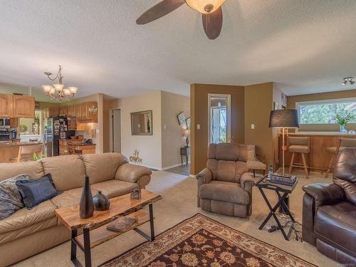 253 Garner Cres, Nanaimo, BC - Indoor Photo Showing Living Room