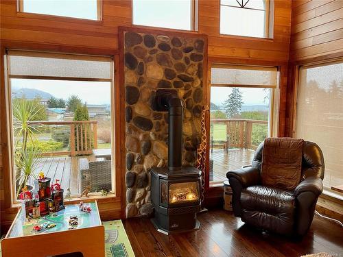 1045 Seventh Ave, Ucluelet, BC - Indoor Photo Showing Living Room With Fireplace