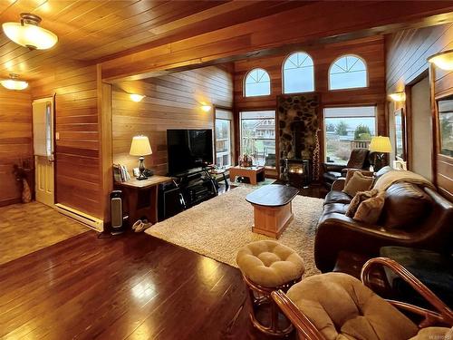 1045 Seventh Ave, Ucluelet, BC - Indoor Photo Showing Living Room