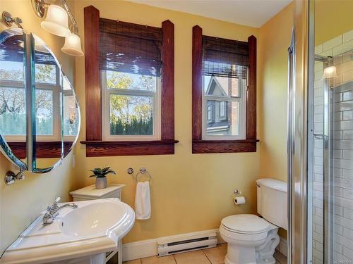 1003 Davie St, Victoria, BC - Indoor Photo Showing Bathroom