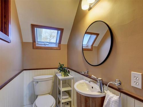 1003 Davie St, Victoria, BC - Indoor Photo Showing Bathroom