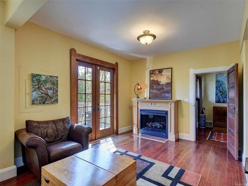 1003 Davie St, Victoria, BC - Indoor Photo Showing Living Room With Fireplace