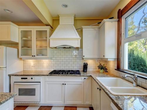 1003 Davie St, Victoria, BC - Indoor Photo Showing Kitchen With Double Sink