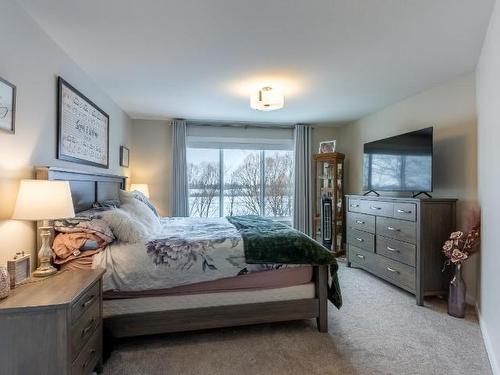 2738 Beachmount Cres, Kamloops, BC - Indoor Photo Showing Bedroom