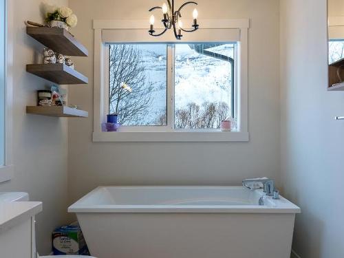 2738 Beachmount Cres, Kamloops, BC - Indoor Photo Showing Bathroom