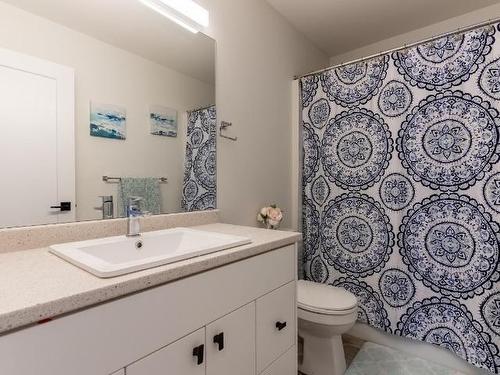 2738 Beachmount Cres, Kamloops, BC - Indoor Photo Showing Bathroom