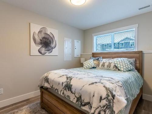 2738 Beachmount Cres, Kamloops, BC - Indoor Photo Showing Bedroom