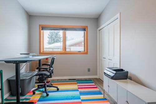 905 8Th Street, Montrose, BC - Indoor Photo Showing Office