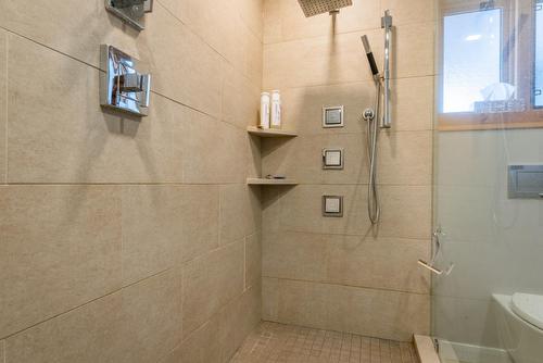 905 8Th Street, Montrose, BC - Indoor Photo Showing Bathroom