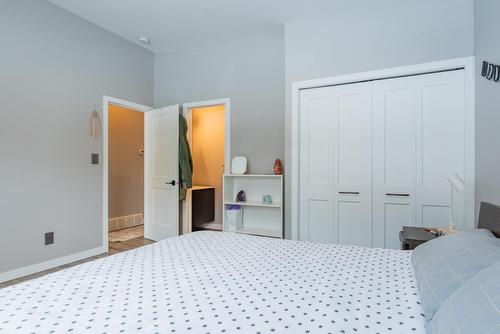 905 8Th Street, Montrose, BC - Indoor Photo Showing Bedroom