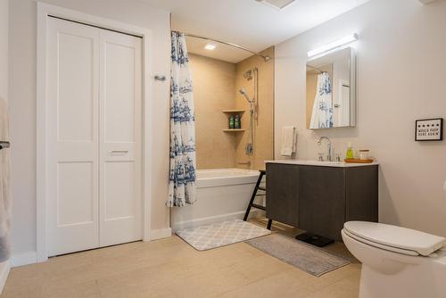 905 8Th Street, Montrose, BC - Indoor Photo Showing Bathroom