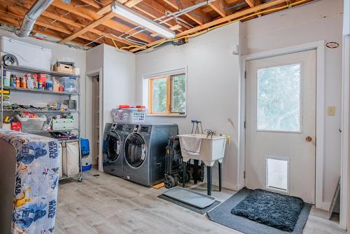 905 8Th Street, Montrose, BC - Indoor Photo Showing Laundry Room