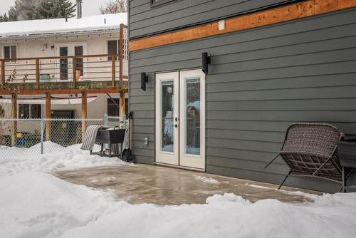 905 8Th Street, Montrose, BC - Outdoor With Exterior