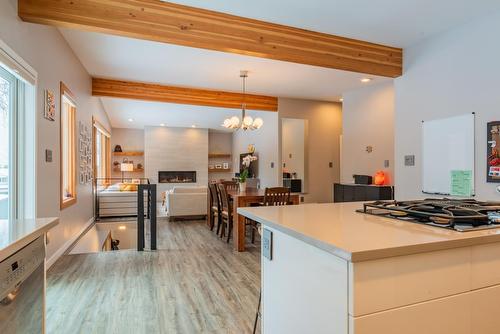 905 8Th Street, Montrose, BC - Indoor Photo Showing Kitchen