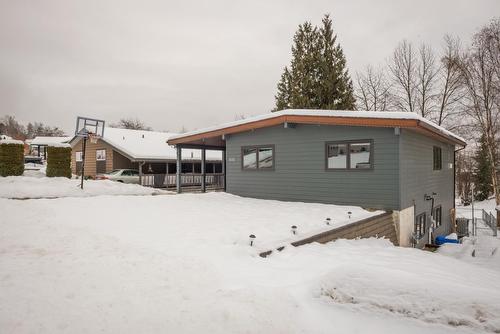 905 8Th Street, Montrose, BC - Outdoor