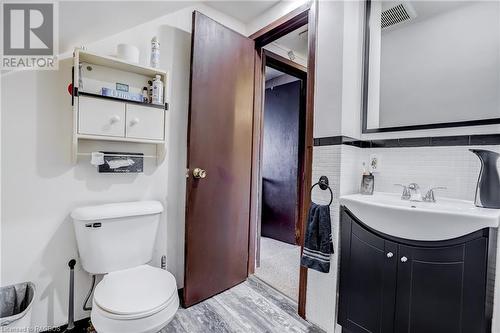 1235 2Nd Avenue E, Owen Sound, ON - Indoor Photo Showing Bathroom