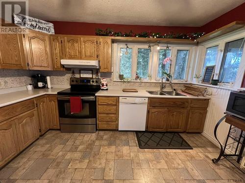 17 Third St E, Elk Lake, ON - Indoor Photo Showing Kitchen