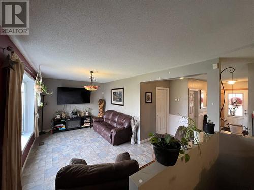 17 Third St E, Elk Lake, ON - Indoor Photo Showing Other Room