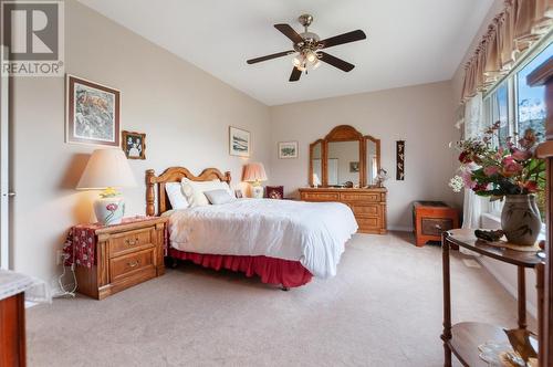 300 Pineview Drive, Kaleden, BC - Indoor Photo Showing Bedroom