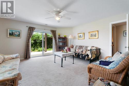 300 Pineview Drive, Kaleden, BC - Indoor Photo Showing Living Room