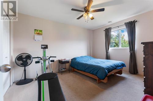 300 Pineview Drive, Kaleden, BC - Indoor Photo Showing Bedroom