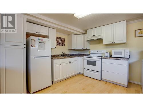 2100 27 Crescent, Vernon, BC - Indoor Photo Showing Kitchen With Double Sink