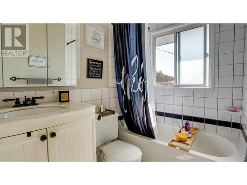 2100 27 Crescent, Vernon, BC - Indoor Photo Showing Bathroom