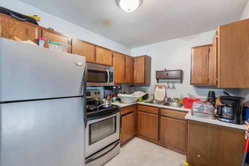 607 Christina Place, Castlegar, BC - Indoor Photo Showing Kitchen With Double Sink