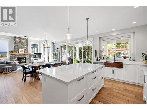 4604 Fordham Road, Kelowna, BC - Indoor Photo Showing Kitchen With Upgraded Kitchen